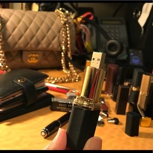 Chanel lipstick 💄= USB stick